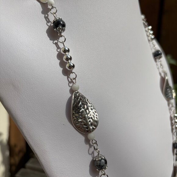 Stylish silver and stone necklace - Picture 2 of 5